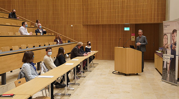 Die Preisverleihung fand im kleinen Rahmen auf dem Campus Zug-Rotkreuz statt. Am Rednerpult: René Hüsler, Direktor des Departements Informatik.