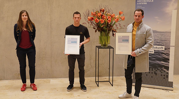 Regionaler Siemens Excellence Award: David Straub (M.) und Timo Furrer (r.) erhielten die Auszeichnung für ihre KI-gestützte Mikroskopie.