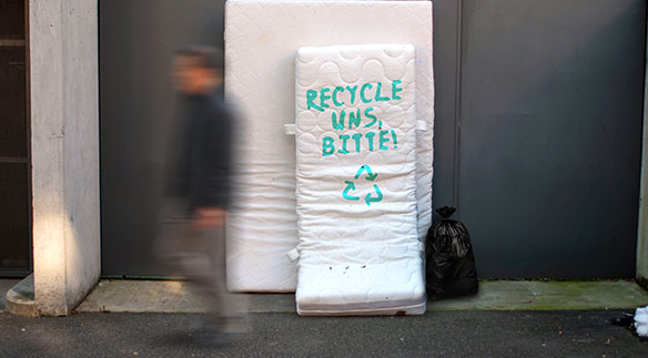 Joel Hügli (Abschluss 2022) arbeitet mit der Firma Roviva an einem Recycling-Konzept für Matratzen, Prototyp inklusive. Hintergrund ist der Umstand, dass in der Schweiz jährlich bis zu einer Million Altmatratzen verbrannt statt wiederverwertet werden. 