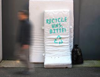 Joel Hügli (Abschluss 2022) arbeitet mit der Firma Roviva an einem Recycling-Konzept für Matratzen, Prototyp inklusive. Hintergrund ist der Umstand, dass in der Schweiz jährlich bis zu einer Million Altmatratzen verbrannt statt wiederverwertet werden. 