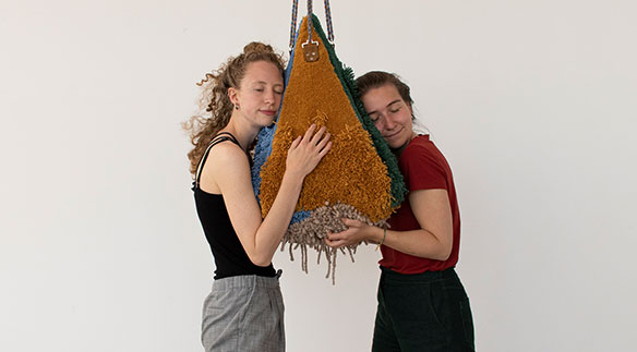 Die beiden Textildesignerinnen Laura Schwyter (Suhr AG) und Célina von Moos (Luzern) haben für ihre Bachelorarbeit Stoffprodukte entwickelt, die dafür sorgen, dass uns auch zuhause genug Berührung zuteil wird. Bild: zvg