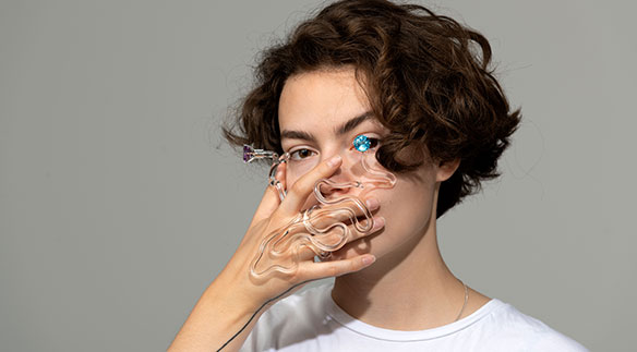 Laura Desch kreierte für ihre Abschlussarbeit im Bachelor XS Schmuck Schmuckstücke, welche die Gesichtserkennungssoftware von Überwachsungskameras überlisten sollen. Bild: zvg