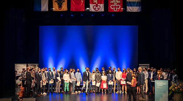 150 Absolventinnen und Absolventen des Departements Informatik erhalten ihre Diplome.