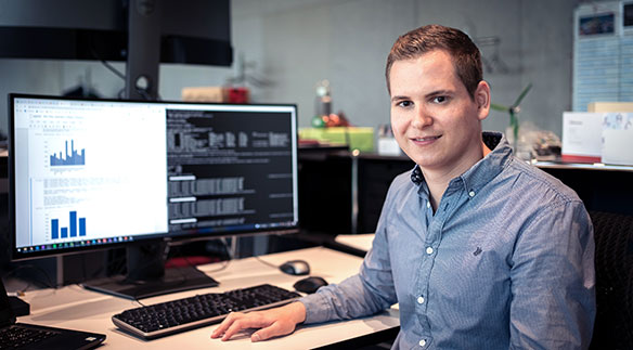 Der Preis für die beste Master-Arbeit geht an Marc Bravin, Absolvent des Master Informatik. Bild: HSLU/Ingo Höhn