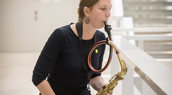 Auftritt einer Saxofon-Studentin im Rahmen der Eröffnung des neuen Gebäudes der Hochschule Luzern – Musik, September 2020 (Foto: Ingo Höhn).