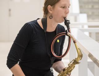 Auftritt einer Saxofon-Studentin im Rahmen der Eröffnung des neuen Gebäudes der Hochschule Luzern – Musik, September 2020 (Foto: Ingo Höhn).