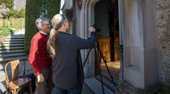 HSLU-Forscher Marco Brandazza und Fotograf Louis Brem bei der Untersuchung der Orgel der Kapelle von Schloss Meggenhorn. (Foto: Priska Ketterer)