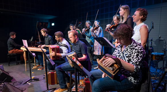 Auftritt des studentischen Volksmusik-Ensembles Alpinis im Rahmen der Eröffnung des Neubaus der Hochschule Luzern – Musik im September 2020. (Fotos: Priska Ketterer)