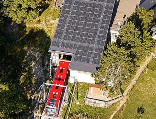 240 Quadratmeter Solaranlage auf der Bergstation der Standseilbahn Magglingen. © Verkehrsbetriebe Biel 