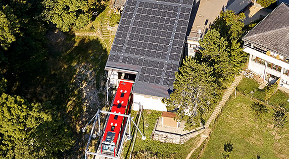 240 Quadratmeter Solaranlage auf der Bergstation der Standseilbahn Magglingen. © Verkehrsbetriebe Biel 