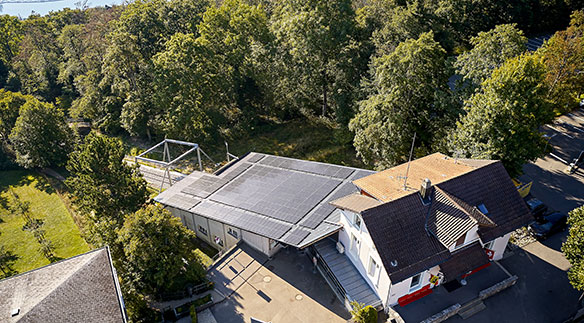 Die Solaranlage ist nur ein Teil des raffinierten Energiesystems der Standseilbahn Magglingen. © Verkehrsbetriebe Biel 