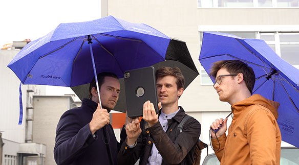 Dario Lanfranconi, Christian Schnellmann und Projektleiter Tobias Matter (vlnr.) testen ihre AR-Umgebung.