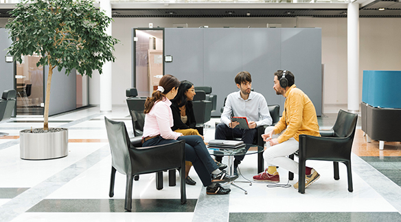 Eine Forschungsgruppe um Ruksana Giurda (zweite von links) und Simone Lionetti (zweiter von rechts) untersucht, wie Hörgeräte dank KI deutlich verbessert werden könnten. 