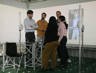 Im «Real Life Lab» von Sonova werden Geräuschkulissen möglichst lebensnah nachgebaut. 