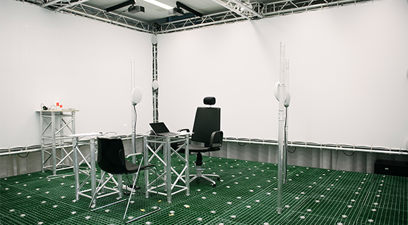 Das Lab ist mit vier Leinwänden und über 100 Lautsprechern ausgestattet