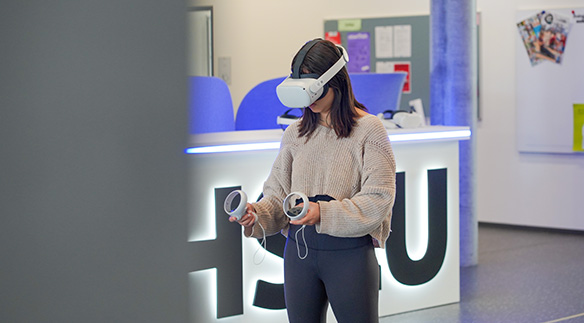 Studentin mit VR-Brille