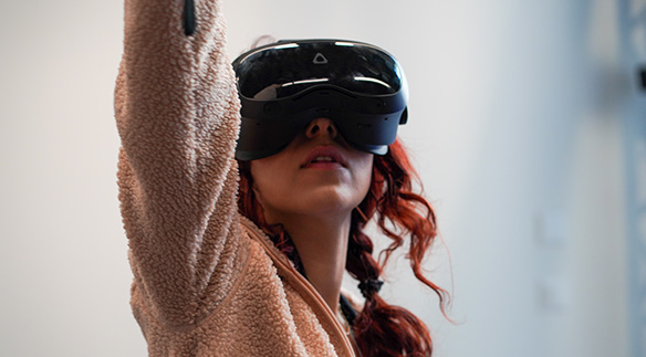 Studentin mit VR-Brille