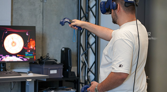 Student mit VR-Brille