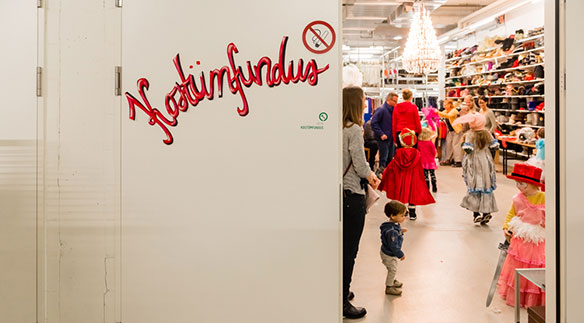 Jung und Alt dürfen am Kampus-Fest die Kostüme im Funds des Luzerner Theaters anprobieren. Bild: Ingo Höhn