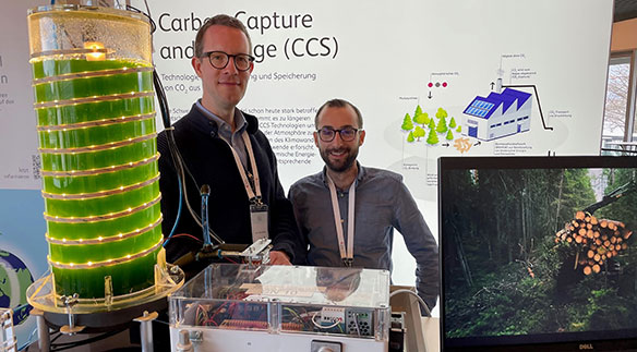 Prof. Dr. Mirko Kleingries, Leiter des Kompetenzzentrums Thermische Energiesysteme und Verfahrenstechnik der Hochschule Luzern und Masterabsolvent Reto Tamburini präsentieren einen Photobioreaktor am Swiss Energy Forum. © HSLU