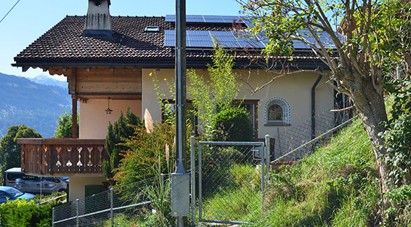 Während der letzten Heizperiode wurde das Produkt intensiv im Feld getestet Ein Objekt, bei dem der cowa Booster Speicher die Schlüsselkomponente zwischen Wärmepumpe und Photovoltaik-Anlage darstellt, steht im Prättigau in Pany (GR). 