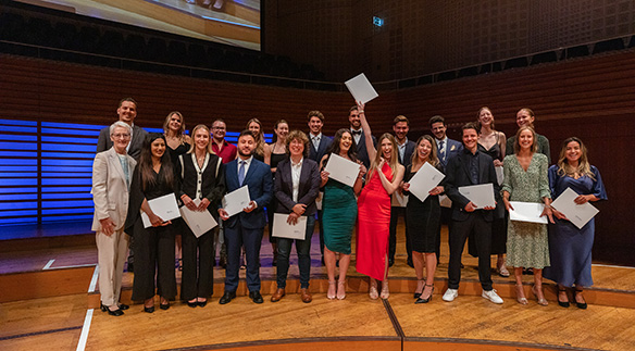 Insgesamt durften 852 Studierende des Departements Wirtschaft ihre Diplome entgegennehmen.