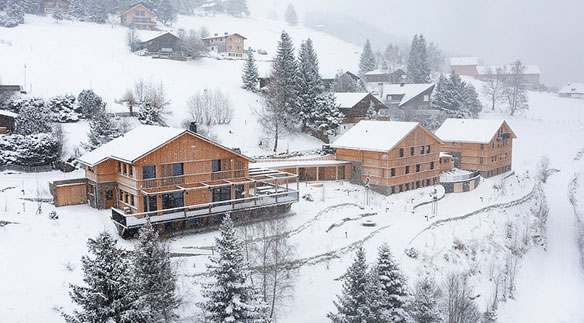 Uri: Ein Seminarzentrum, gefertigt aus einheimischem Mondholz, welches aus den benachbarten Schutzwäldern stammt.  Quelle: © Berglodge37. Foto: Valentin Luthiger