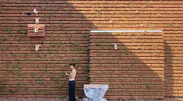 Green Brick. Unter der Plastikabdeckung befindet sich die Technik für die Messungen. 