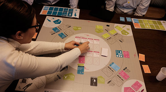 Auch flexibles Arbeiten will gelernt sein. Das Spiel «Work a Round» der Hochschule Luzern trainiert Mitarbeitende. (Bild: CCTP)