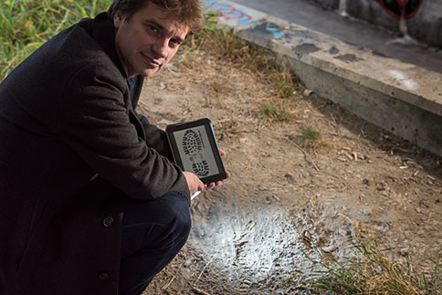 Thomas Koller am Tatort: Deutlich zeigen sich Schuhspuren ab. @Foto: Angel Sanchez