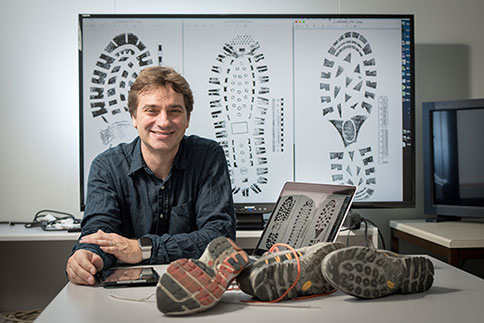 Arbeit im Labor: Neue Schuhspuren müssen erfasst werden, damit das Computerprogramm immer schneller immer mehr Spuren erkennt. @Foto: Angel Sanchez