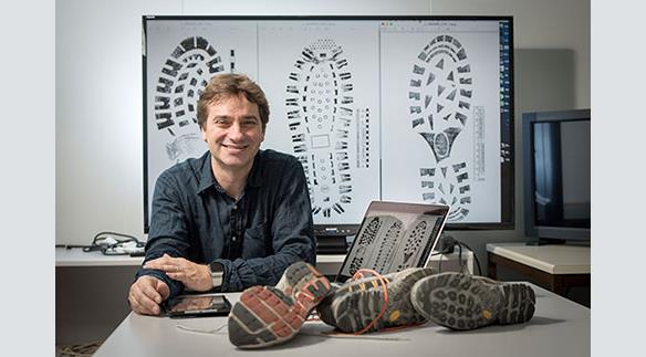 Arbeit im Labor: Neue Schuhspuren müssen erfasst werden, damit das Computerprogramm immer schneller immer mehr Spuren erkennt. @Foto: Angel Sanchez