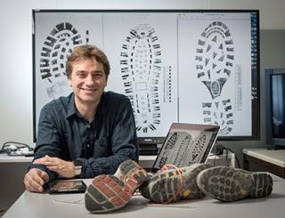 Arbeit im Labor: Neue Schuhspuren müssen erfasst werden, damit das Computerprogramm immer schneller immer mehr Spuren erkennt. @Foto: Angel Sanchez