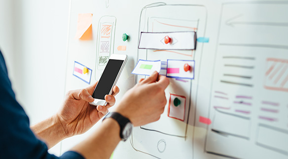 Foto zeigt ein Papier Mock-up für eine neue App, die gerade getestet wird.