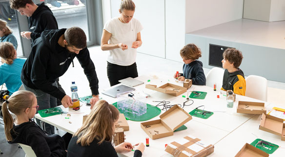 Lehrpersonen begleiten die Workshop-Teilnehmenden beim House of Energy