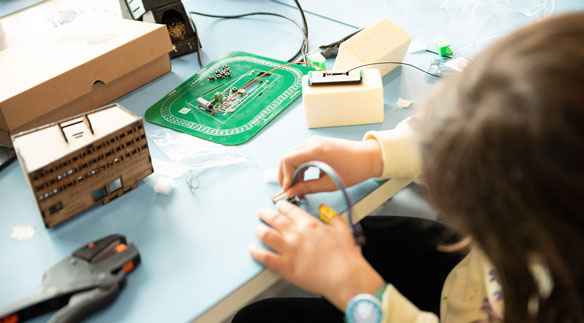 Eine Schülerin lötet Elektronik für das House of Energy