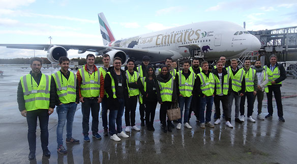 Auf dem Vorfeld beim Dock E vor dem Airbus A380.