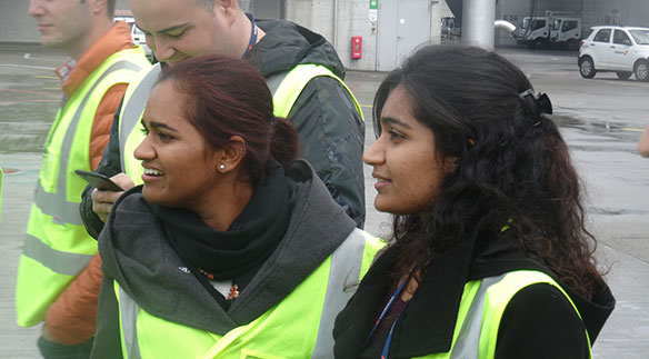 Begeisterte Studentinnen des MSE-Fachgebietes Business Engineering and Production.