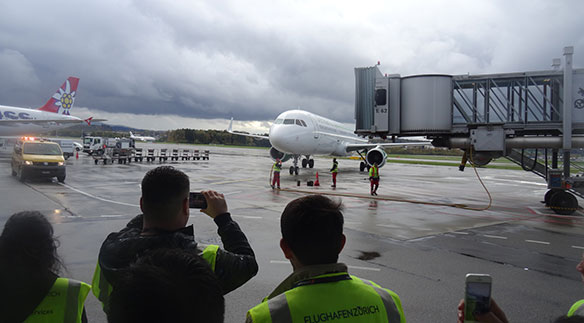 Ankunft einer Boeing 737 am Flughafen Zürich.