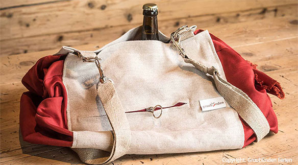 Tasche liegend mit Flasche, roter Stoff