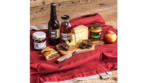 Tasche als Picknickdecke mit diversen Nahrungsmittel