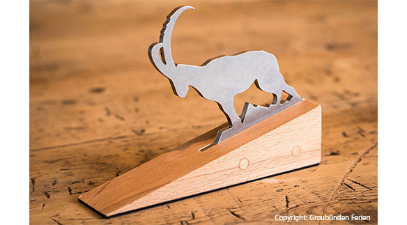 Türstopper aus Holz mit Steinbockzierde