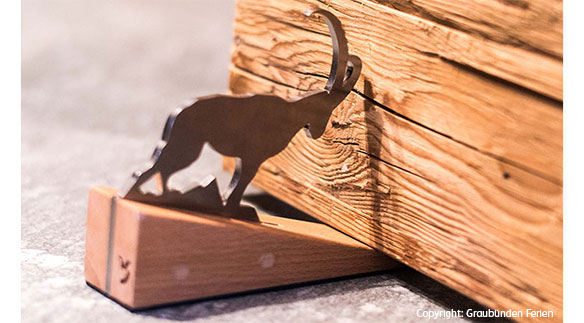 Türstopper aus Holz mit Steinbockzierde
