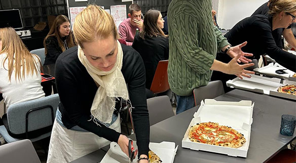 Students eating pizza – Creativity Block Week HSLU