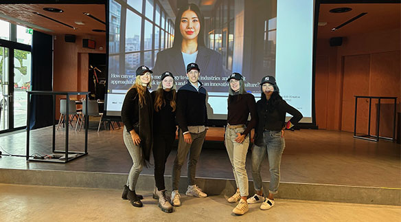 Students giving a presentation – Creativity Block Week HSLU