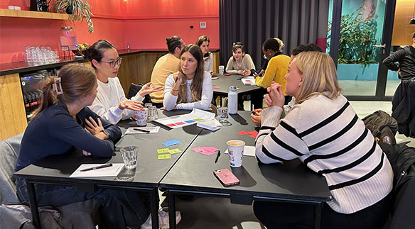 Students brainstorming – Creativity Block Week HSLU