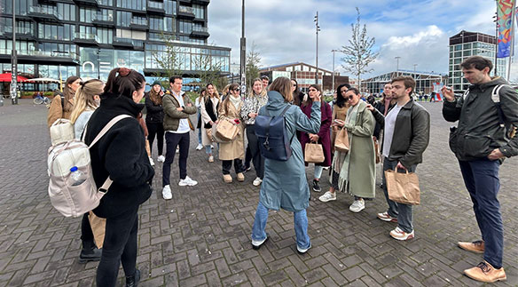 Group of students outside – Creativity Block Week HSLU