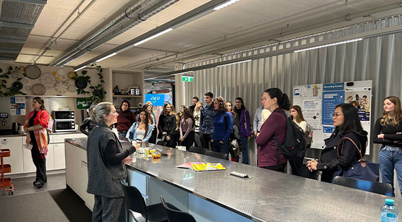 Students listen attentively – Creativity Block Week HSLU