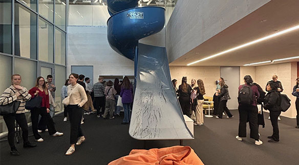 Students in the lounge area – Creativity Block Week HSLU