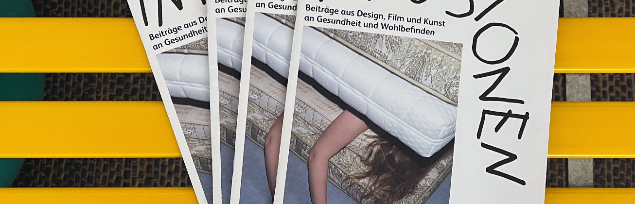 Ein Typ in einem aufblasbaren Pool und einem violetten Schwimmring und orangen Blumen im Hintergrund.